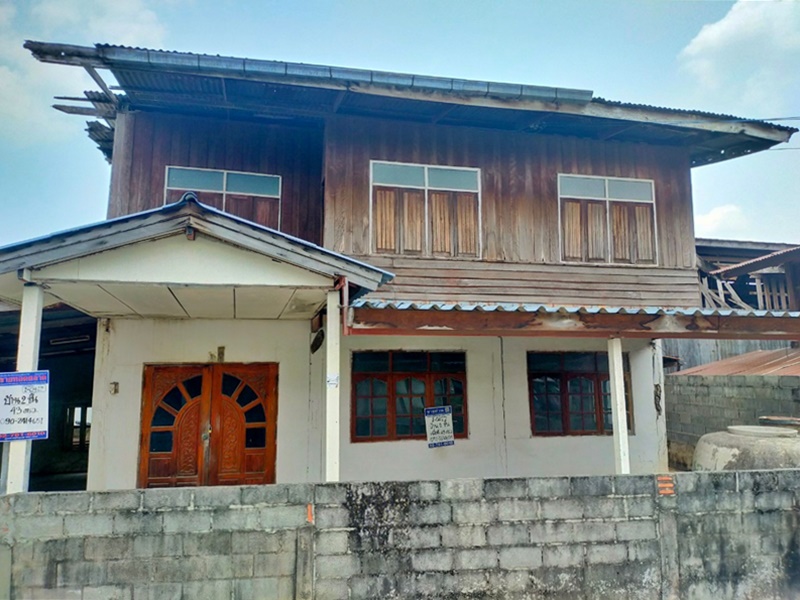 บ้านพักอาศัยครึ่งตึกครึ่งไม้ 2 ชั้น เนื้อที่ 43 ตร.วา อ.บึงบูรพ์ จ.ศรีสะเกษ