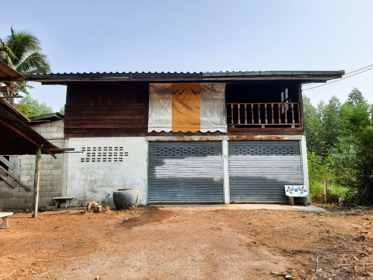 บ้านพักอาศัยครึ่งตึกครึ่งไม้ 2 ชั้น เนื้อที่ 1 งาน 13 ตร.วา อ.ยางตลาด จ.กาฬสินธุ์
