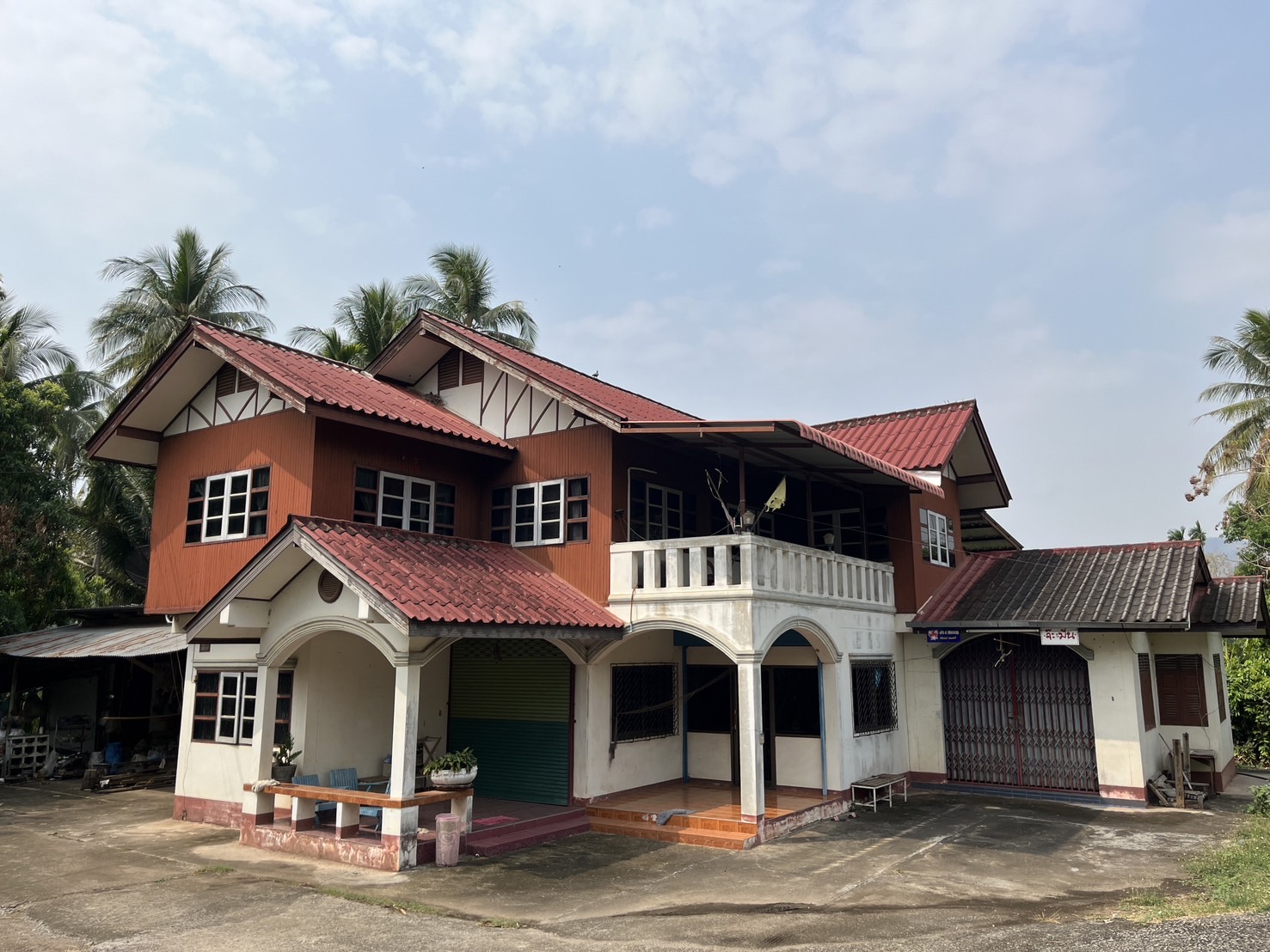 บ้านพักอาศัยครึ่งตึกครึ่งไม้ 2 ชั้น