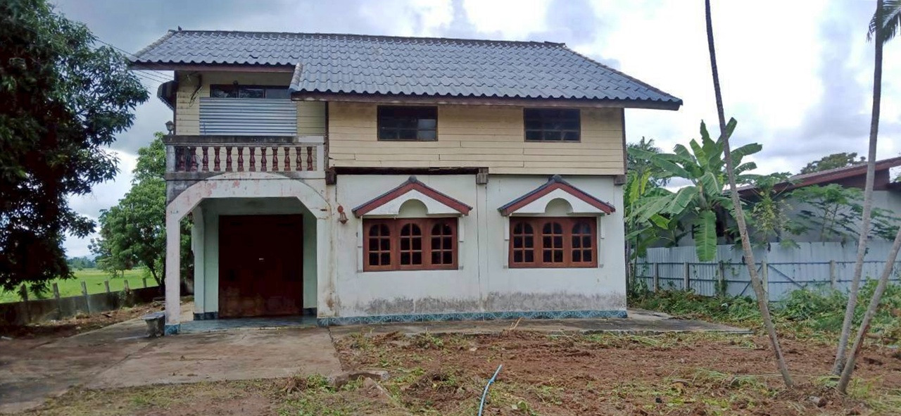 บ้านพักอาศัยครึ่งตึกครึ่งไม้ 2 ชั้น เนื้อที่ 4 ไร่ 93 ตร.วา อ.ภูเขียว จ.ชัยภูมิ